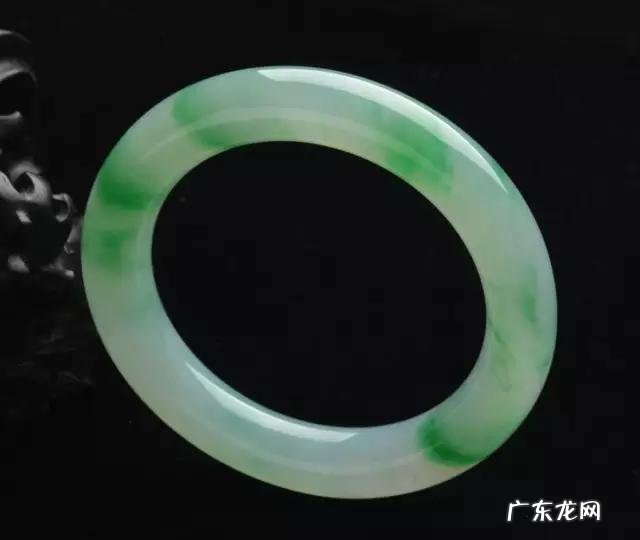 翡翠手镯保养能用水泡吗？