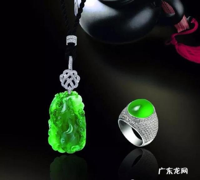 翡翠手镯保养能用水泡吗?