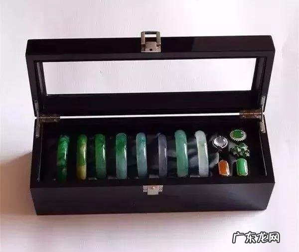 翡翠手镯保养能用水泡吗?