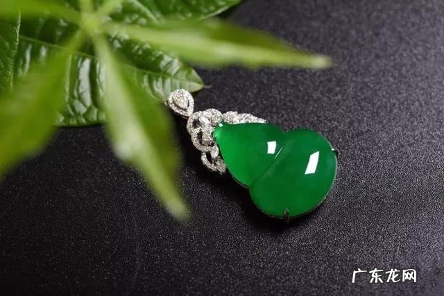 翡翠手镯保养能用水泡吗?