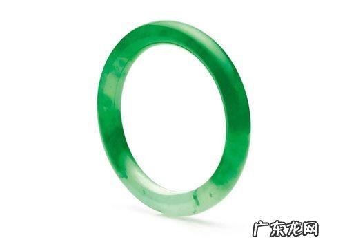 翡翠手镯保养能用水泡吗？