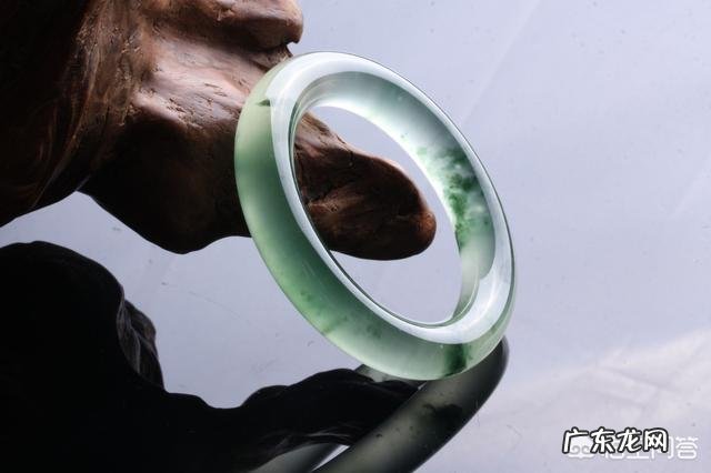 翡翠手镯保养能用水泡吗?