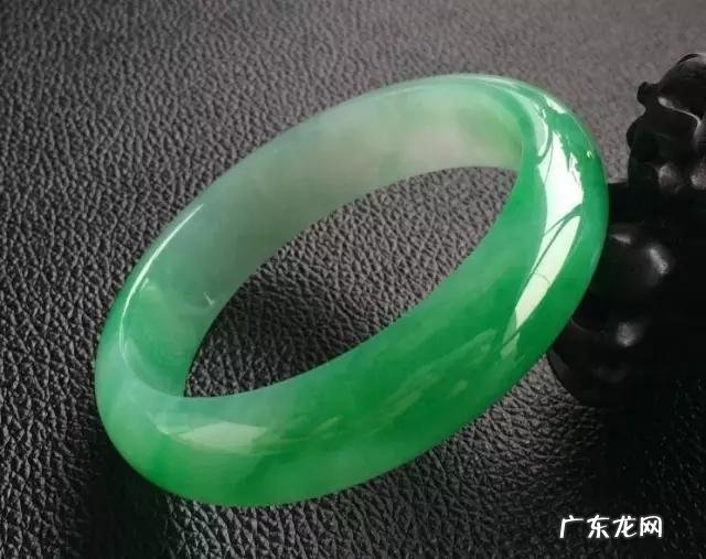 翡翠手镯保养能用水泡吗？