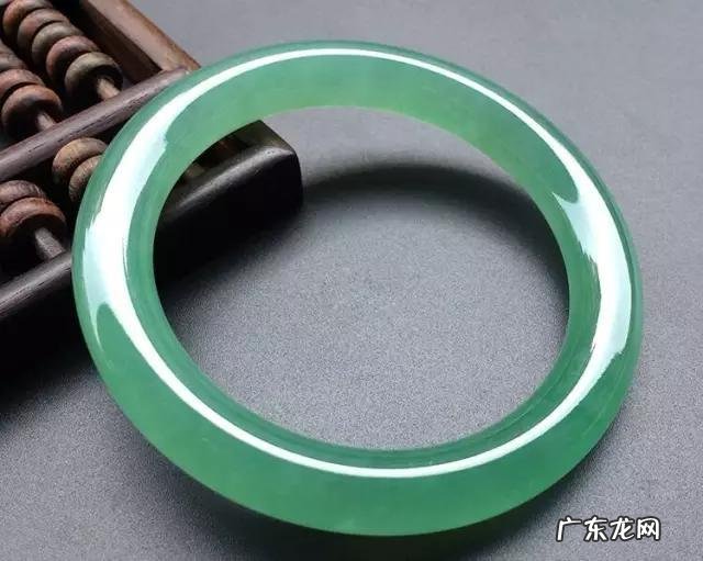 翡翠手镯保养能用水泡吗？