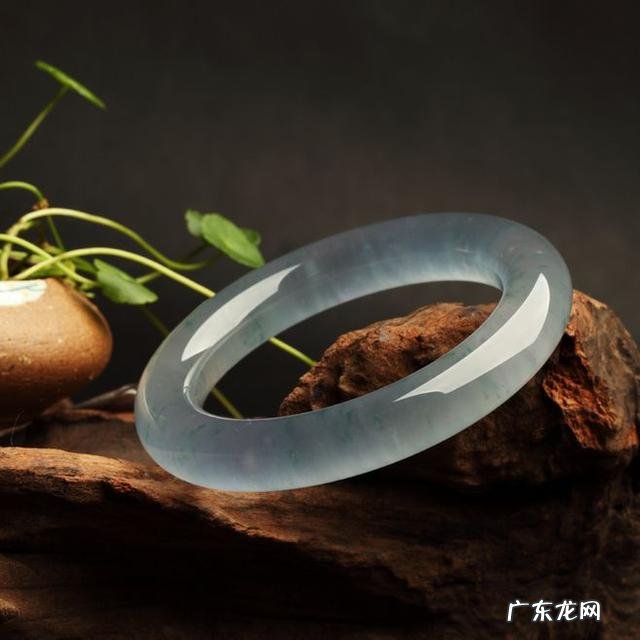 翡翠手镯保养能用水泡吗？