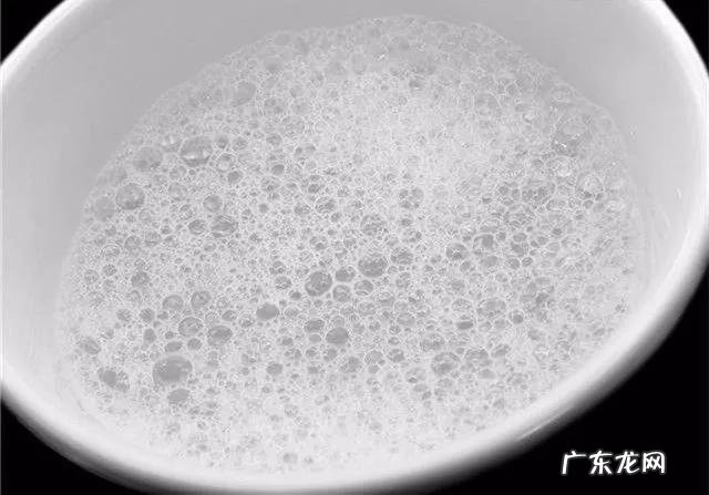 翡翠手镯保养能用水泡吗?