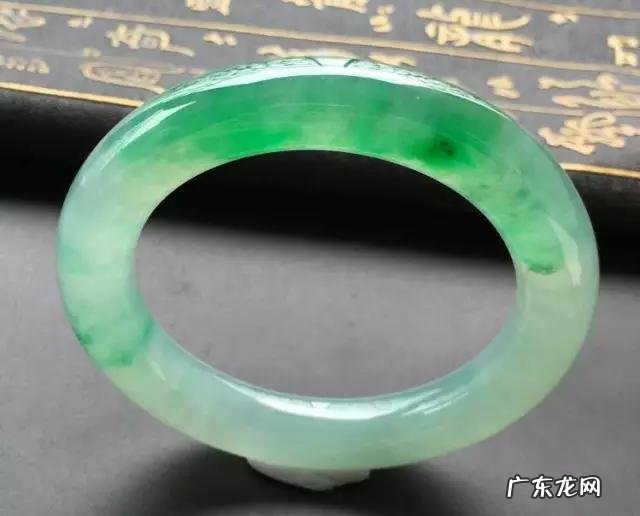 翡翠手镯保养能用水泡吗？