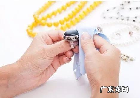 翡翠手镯保养能用水泡吗?