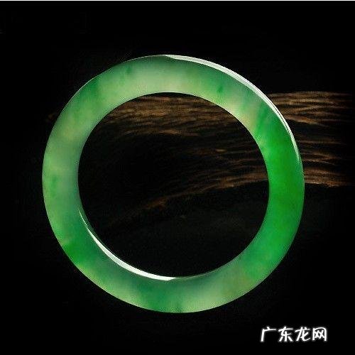 翡翠手镯保养能用水泡吗？