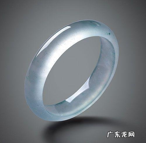 翡翠手镯保养能用水泡吗？