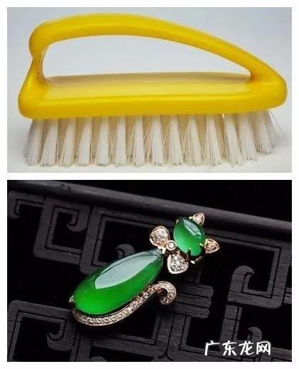 翡翠手镯保养能用水泡吗?