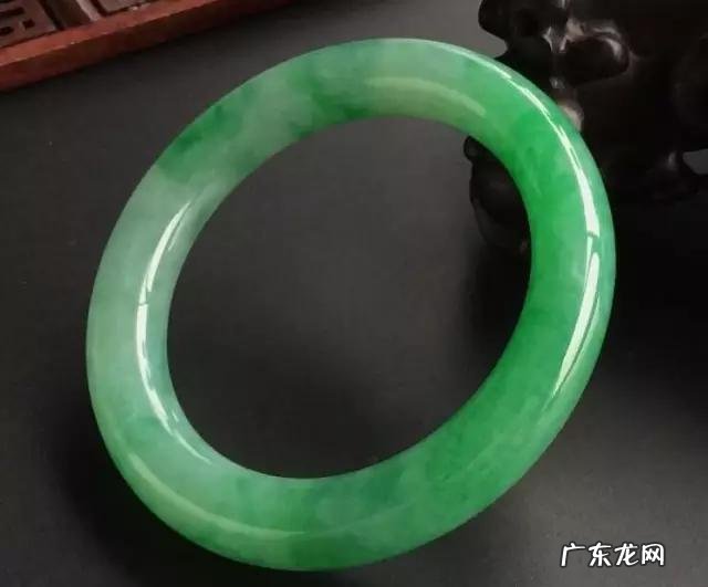 翡翠手镯保养能用水泡吗?