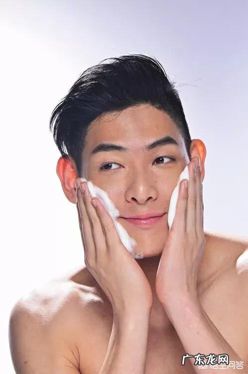 油性皮肤的男生该怎么美白？