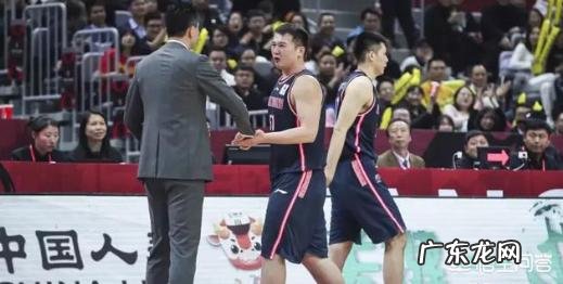 对阵江苏,万圣伟上场八分钟六次犯规,杜锋非但没责怪反而摸头鼓励,你怎么看?