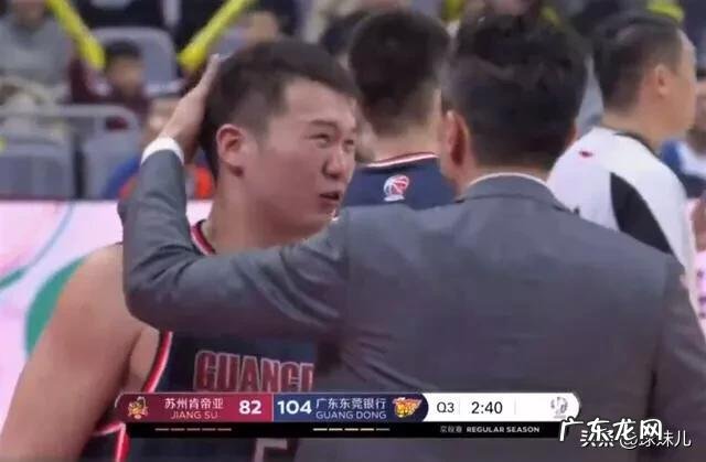 对阵江苏，万圣伟上场八分钟六次犯规，杜锋非但没责怪反而摸头鼓励，你怎么看？