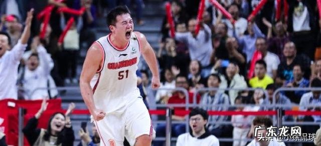 对阵江苏，万圣伟上场八分钟六次犯规，杜锋非但没责怪反而摸头鼓励，你怎么看？