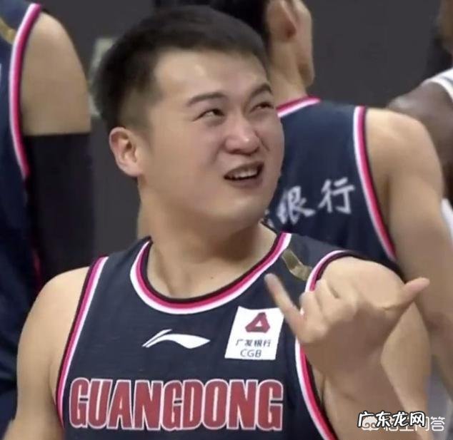 对阵江苏,万圣伟上场八分钟六次犯规,杜锋非但没责怪反而摸头鼓励,你怎么看?