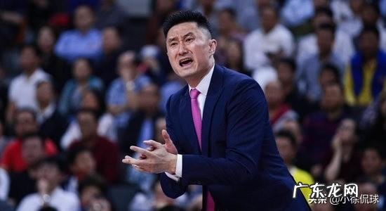 对阵江苏，万圣伟上场八分钟六次犯规，杜锋非但没责怪反而摸头鼓励，你怎么看？