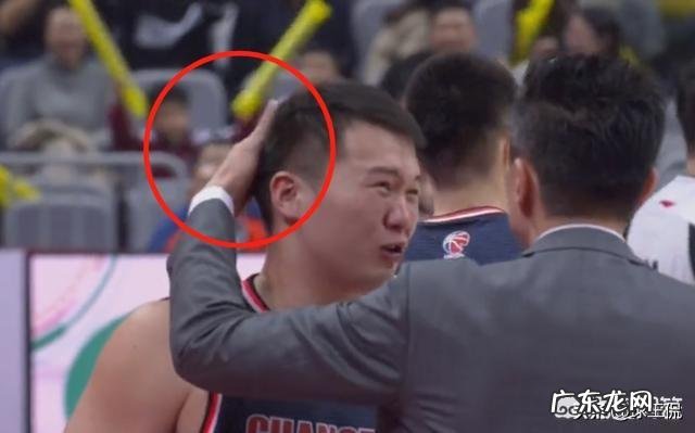 对阵江苏，万圣伟上场八分钟六次犯规，杜锋非但没责怪反而摸头鼓励，你怎么看？