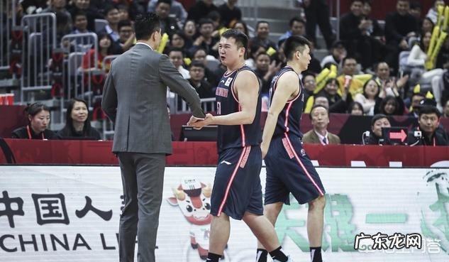 对阵江苏,万圣伟上场八分钟六次犯规,杜锋非但没责怪反而摸头鼓励,你怎么看?