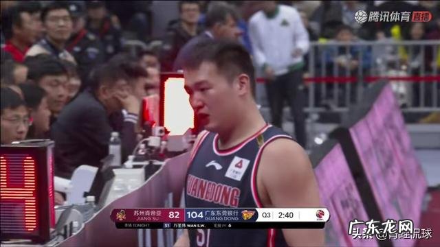 对阵江苏,万圣伟上场八分钟六次犯规,杜锋非但没责怪反而摸头鼓励,你怎么看?