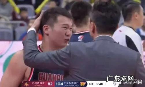 对阵江苏,万圣伟上场八分钟六次犯规,杜锋非但没责怪反而摸头鼓励,你怎么看?