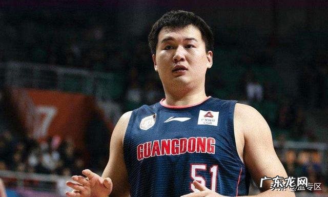 对阵江苏,万圣伟上场八分钟六次犯规,杜锋非但没责怪反而摸头鼓励,你怎么看?