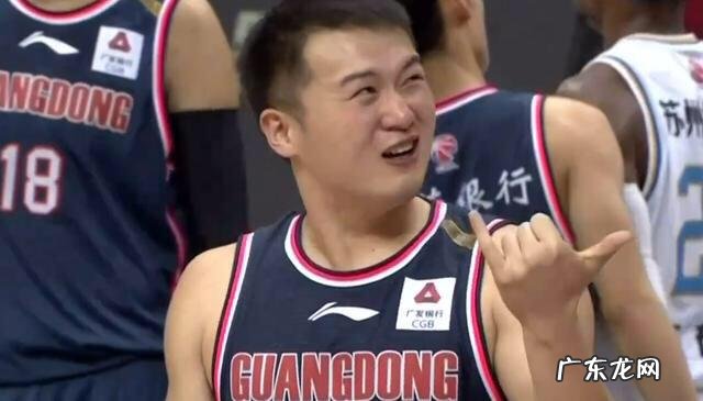 对阵江苏,万圣伟上场八分钟六次犯规,杜锋非但没责怪反而摸头鼓励,你怎么看?