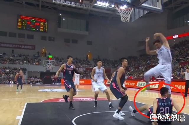 对阵江苏，万圣伟上场八分钟六次犯规，杜锋非但没责怪反而摸头鼓励，你怎么看？