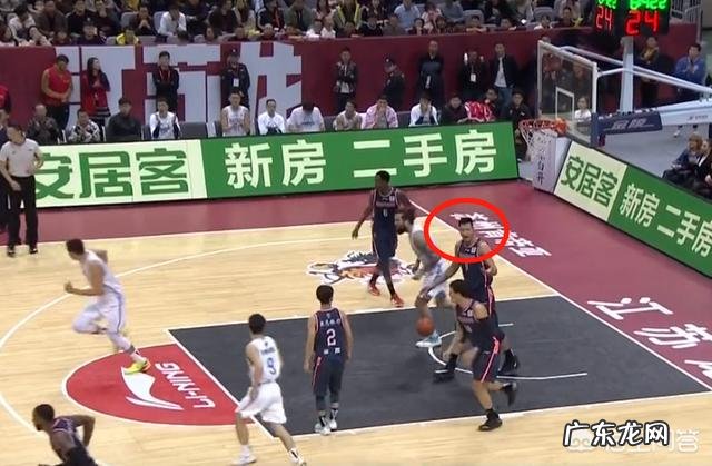 对阵江苏，万圣伟上场八分钟六次犯规，杜锋非但没责怪反而摸头鼓励，你怎么看？