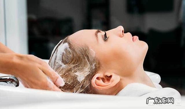 月子里,产妇不可以洗头发吗?