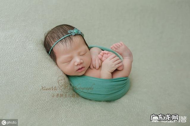 婴儿刚出生几天，摄影师就给孩子摆各种造型拍照，这种行为对婴儿会造成伤害吗？