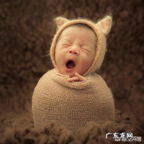 婴儿刚出生几天，摄影师就给孩子摆各种造型拍照，这种行为对婴儿会造成伤害吗？