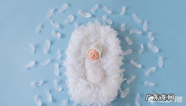 婴儿刚出生几天,摄影师就给孩子摆各种造型拍照,这种行为对婴儿会造成伤害吗?