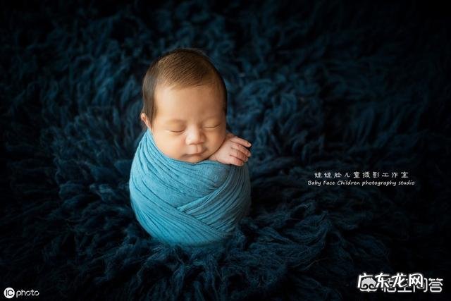 婴儿刚出生几天，摄影师就给孩子摆各种造型拍照，这种行为对婴儿会造成伤害吗？