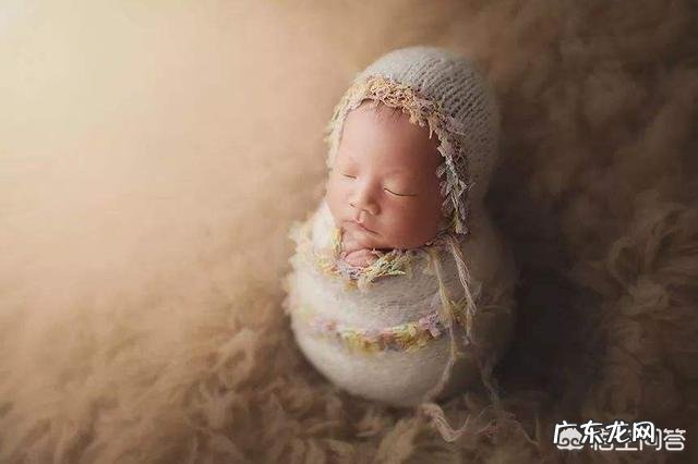 婴儿刚出生几天，摄影师就给孩子摆各种造型拍照，这种行为对婴儿会造成伤害吗？