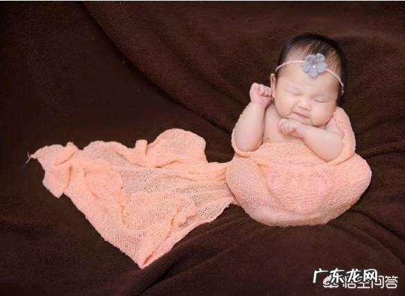 婴儿刚出生几天,摄影师就给孩子摆各种造型拍照,这种行为对婴儿会造成伤害吗?