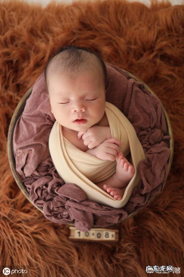 婴儿刚出生几天，摄影师就给孩子摆各种造型拍照，这种行为对婴儿会造成伤害吗？