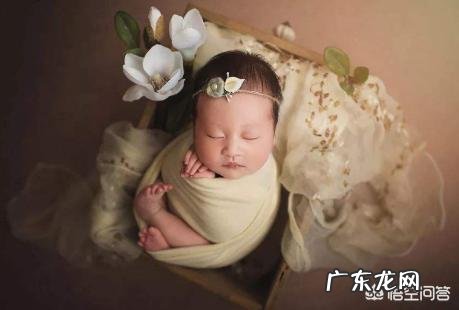 婴儿刚出生几天,摄影师就给孩子摆各种造型拍照,这种行为对婴儿会造成伤害吗?