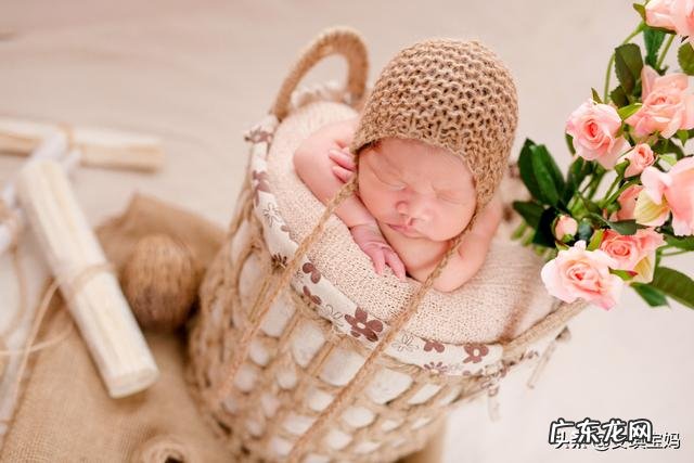 婴儿刚出生几天,摄影师就给孩子摆各种造型拍照,这种行为对婴儿会造成伤害吗?