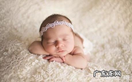 婴儿刚出生几天,摄影师就给孩子摆各种造型拍照,这种行为对婴儿会造成伤害吗?