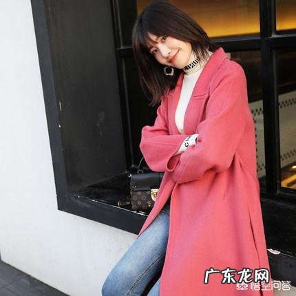 穿什么衣服可以显得皮肤白一些?