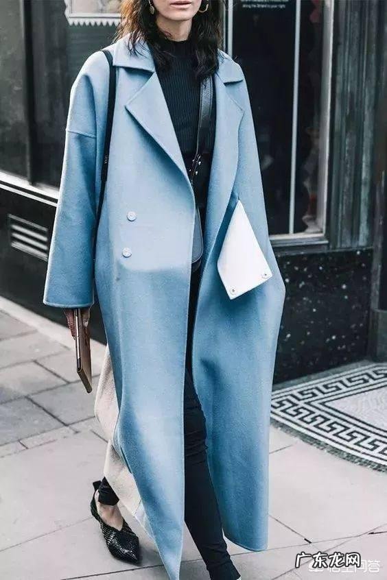 穿什么衣服可以显得皮肤白一些?