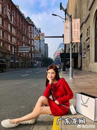 穿什么衣服可以显得皮肤白一些?