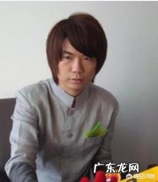 穿什么衣服可以显得皮肤白一些?