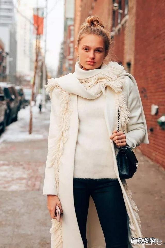 穿什么衣服可以显得皮肤白一些?