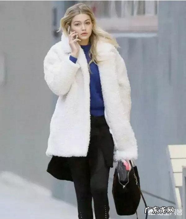 穿什么衣服可以显得皮肤白一些?