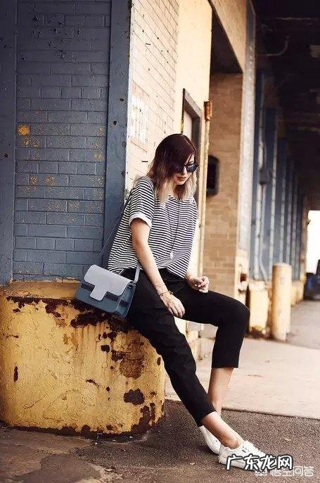 穿什么衣服可以显得皮肤白一些?