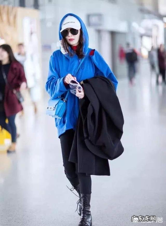 穿什么衣服可以显得皮肤白一些?