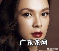 穿什么衣服可以显得皮肤白一些?